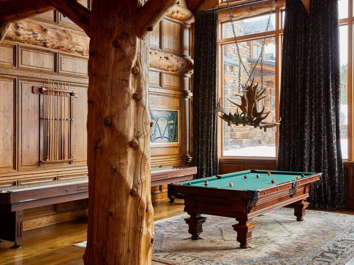 Recreation room at Sleeping Indian Lodge in Colorado in the USA