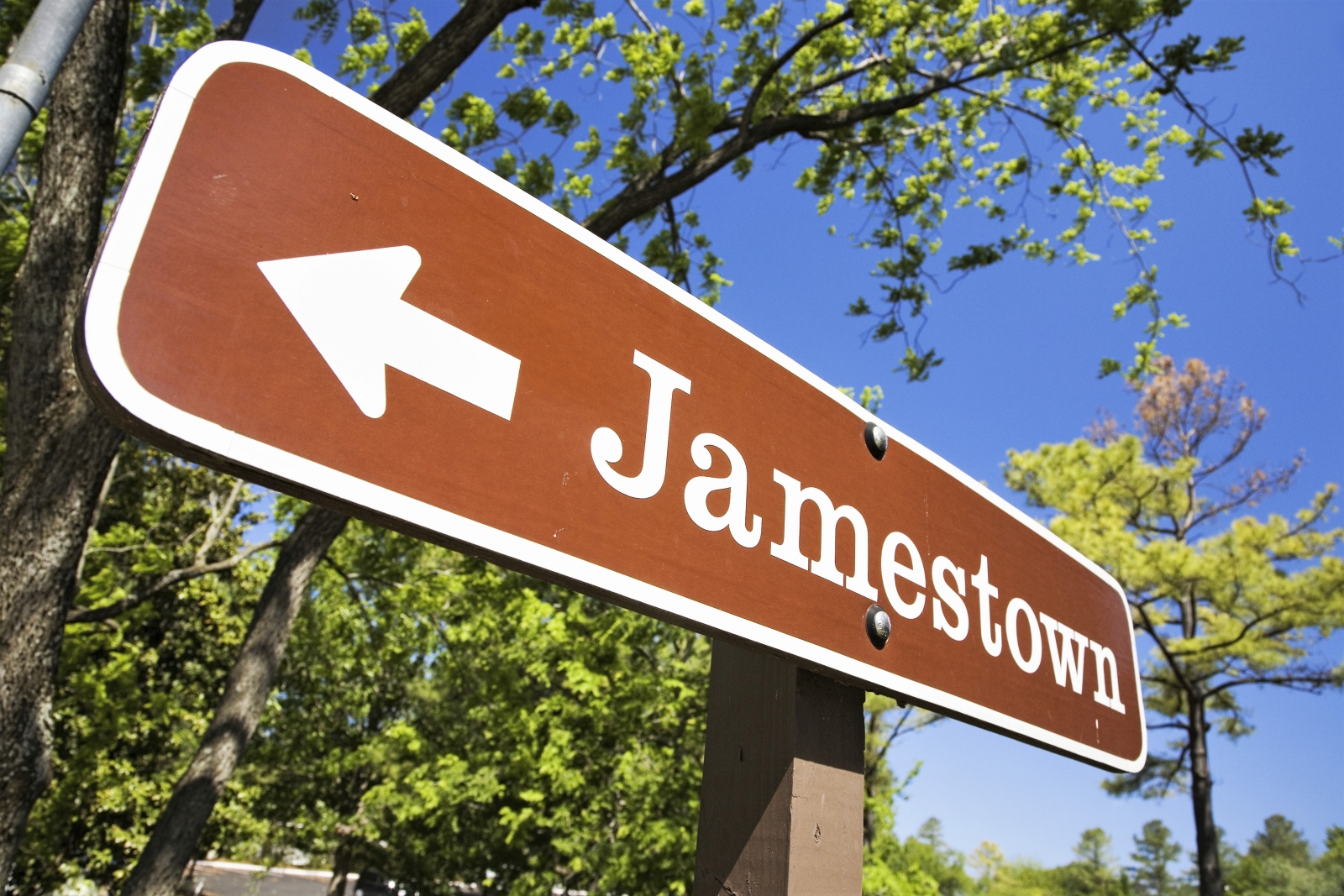 Roadsign pointing towards Jamestown, USA