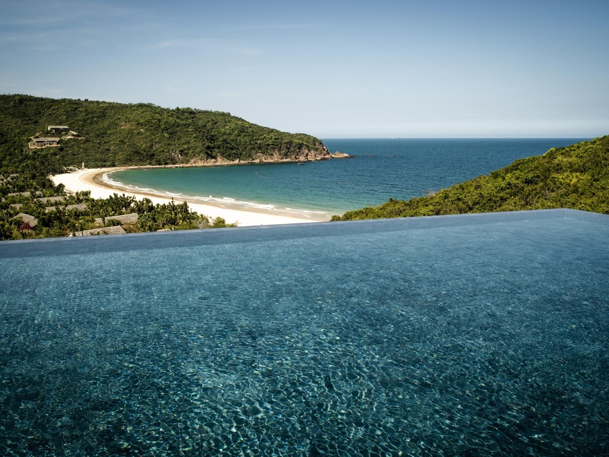 Main pool with view over the bay at luxury resort Zannier Bai San Ho in Vietnam
