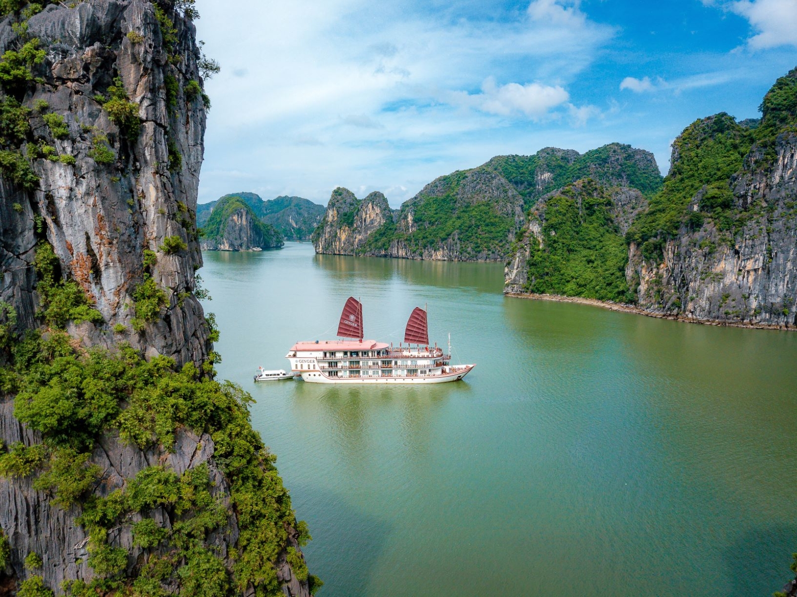 Ginger Cruise in between Lan Ha Bay karsts