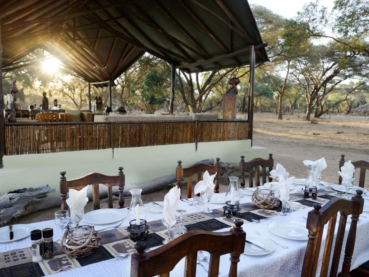Alfresco dining at Old Mondoro in the Lower Zambezi National Park