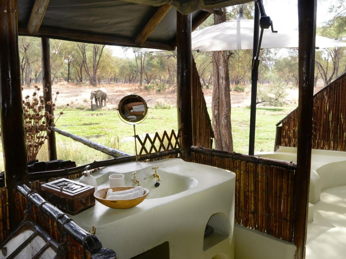 Guesth bathroom at Old Mondoro in the Lower Zambezi National Park