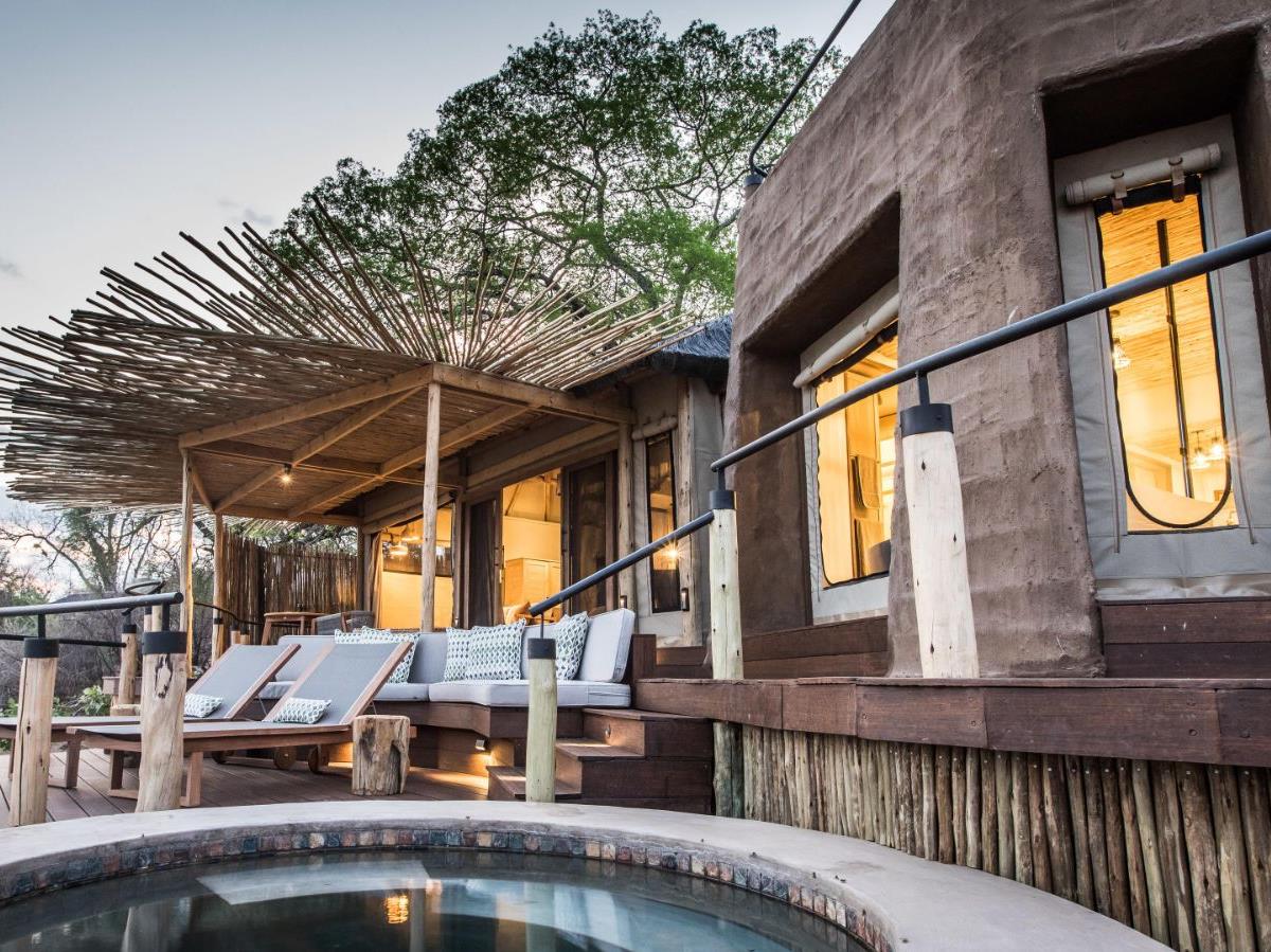 Plunge pool and deck at Puku Ridge camp in the South Luangwa National Park