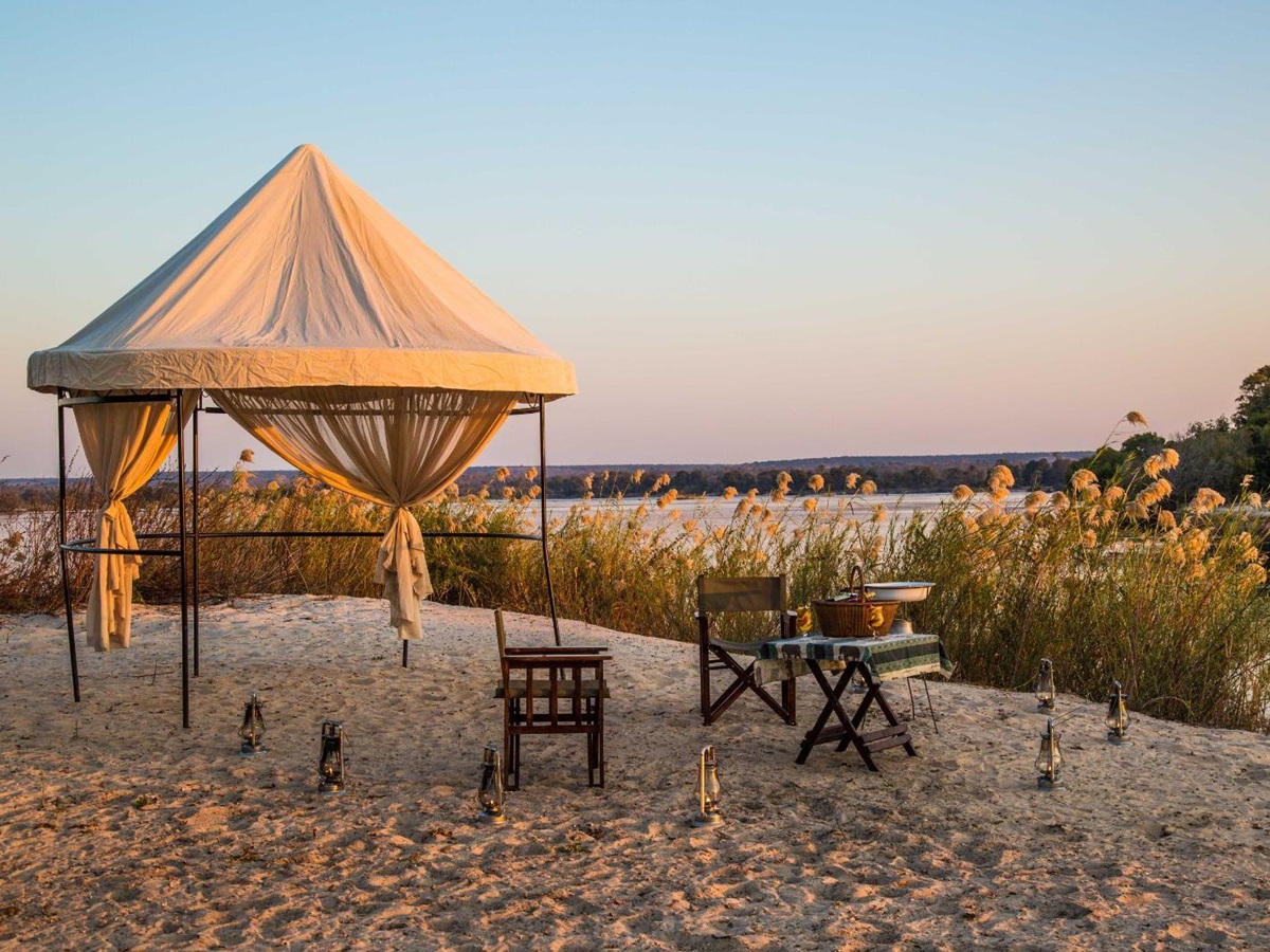 Outdoor beach dining at The River Club, Livingstone