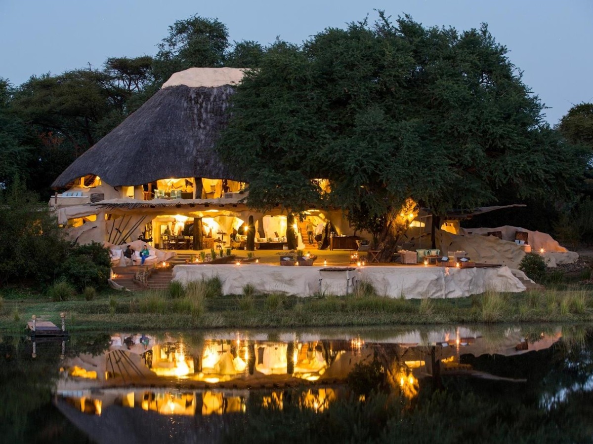 The exterior at night of Chongwe River House