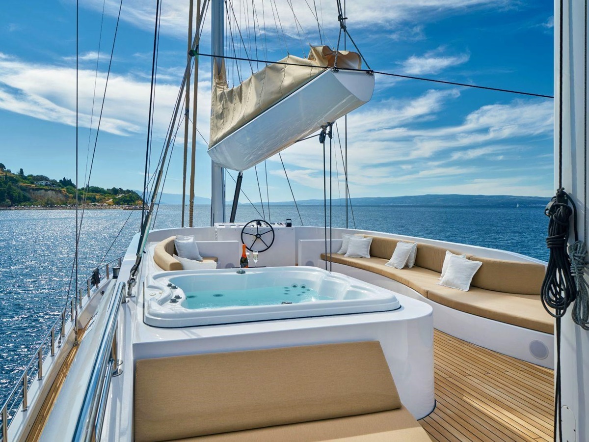 Jacuzzi onboard Acapella gulet in Croatia