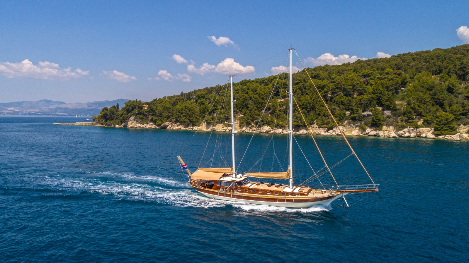 the luxury gulet Angelica sailing along the Croatian coast