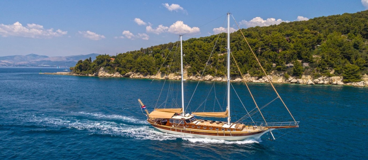 the luxury gulet Angelica sailing along the Croatian coast