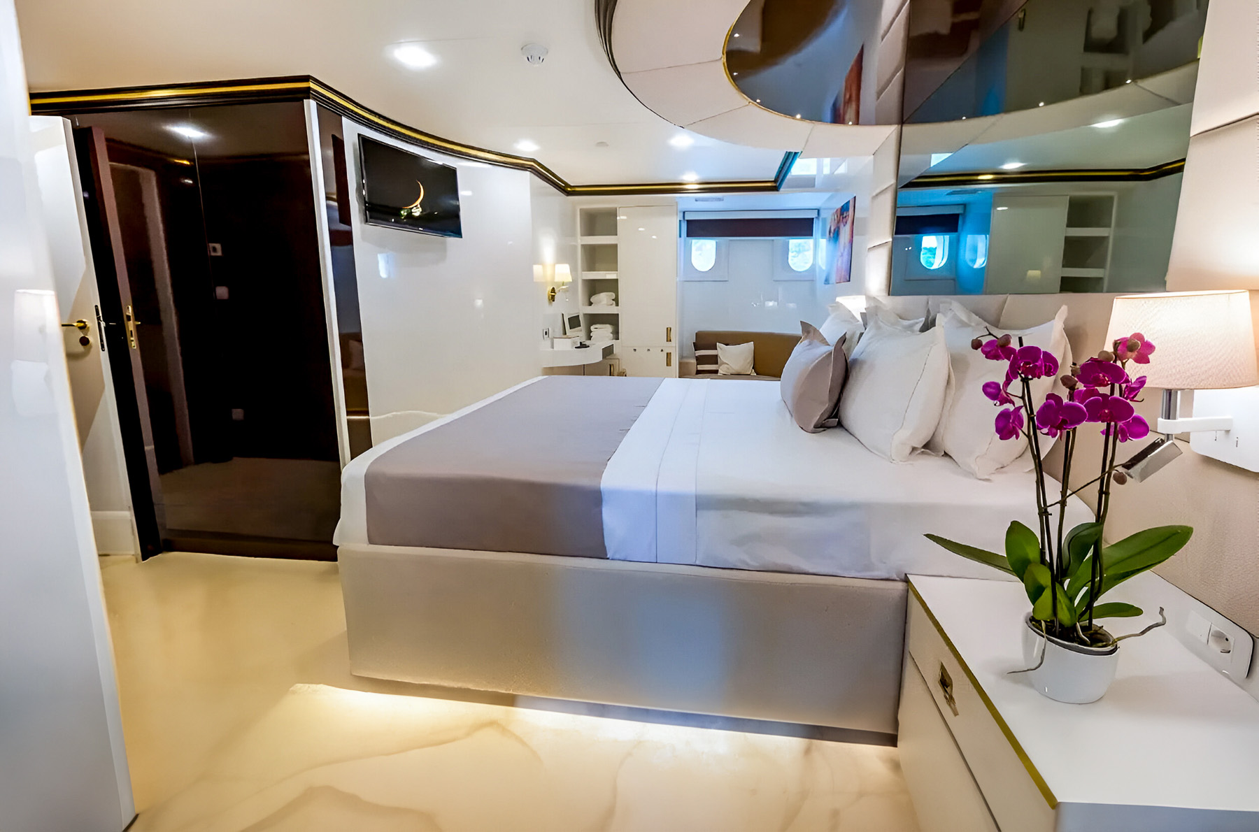 Cabin onboard the Aurum Sky luxury gulet in Croatia