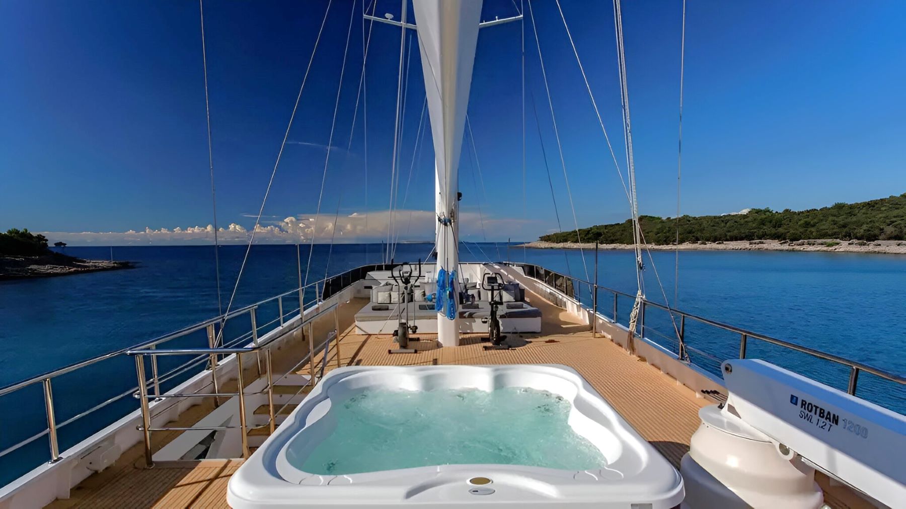 Jacuzzi on the deck of Aurum Sky in Croatia