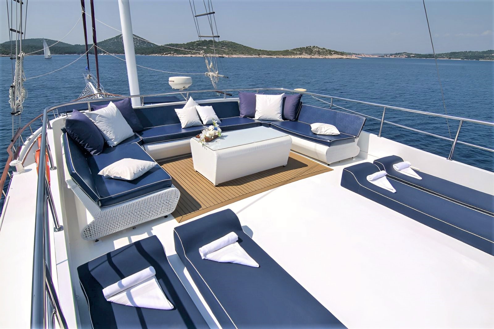 Alfresco lounge onboard the Aurum gulet in Croatia