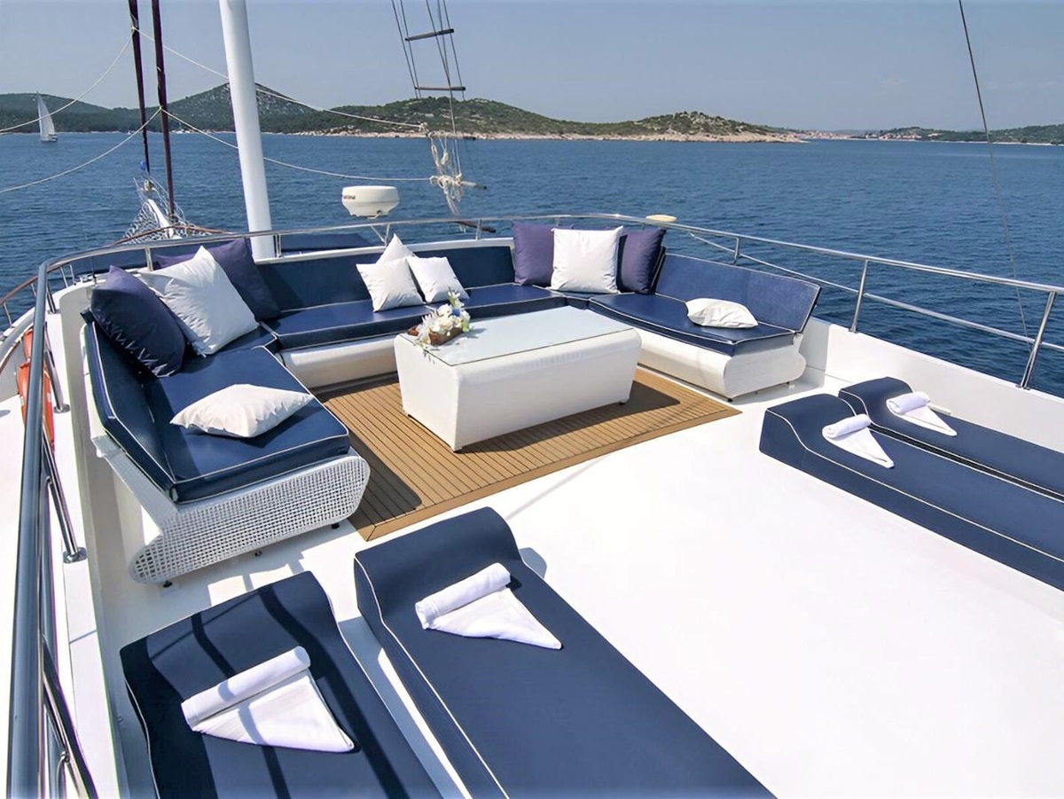 Alfresco lounge onboard the Aurum gulet in Croatia