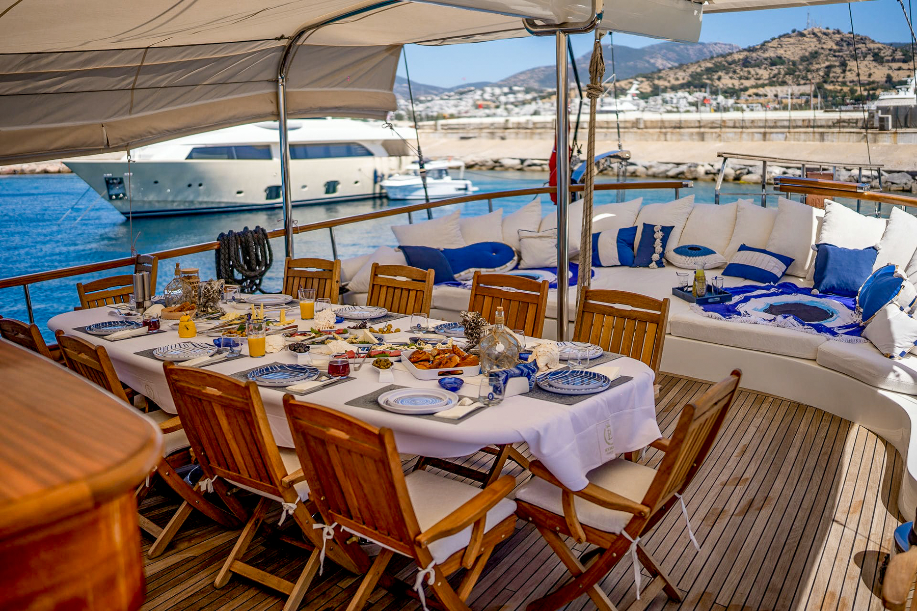 Alfresco dining table onboard the Babylon luxury gulet in Turkey