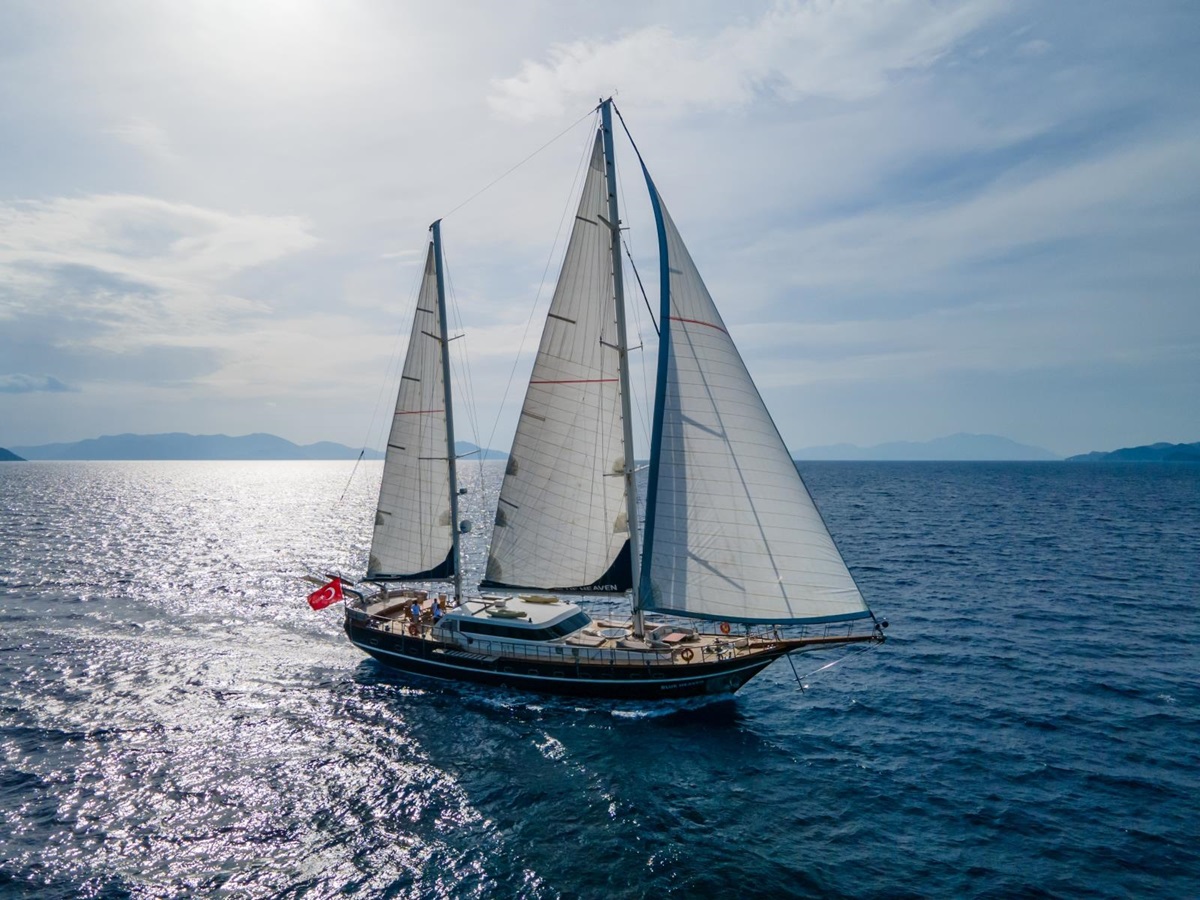 luxury gulet Blue Heaven sailing along the Turkish coast