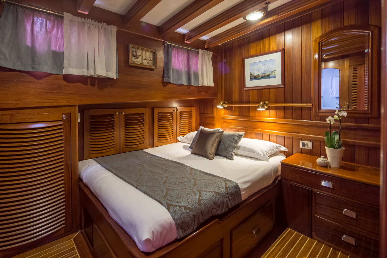 Double cabin with bed, storage and windows onboard the luxury gulet Carpe Diem 7
