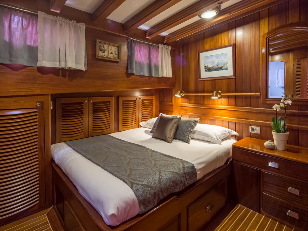 Double cabin with bed, storage and windows onboard the luxury gulet Carpe Diem 7