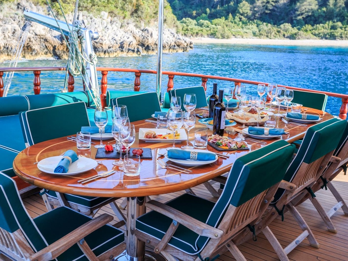 Set dining table for eight onboard the the luxury gulet Carpe Diem 7