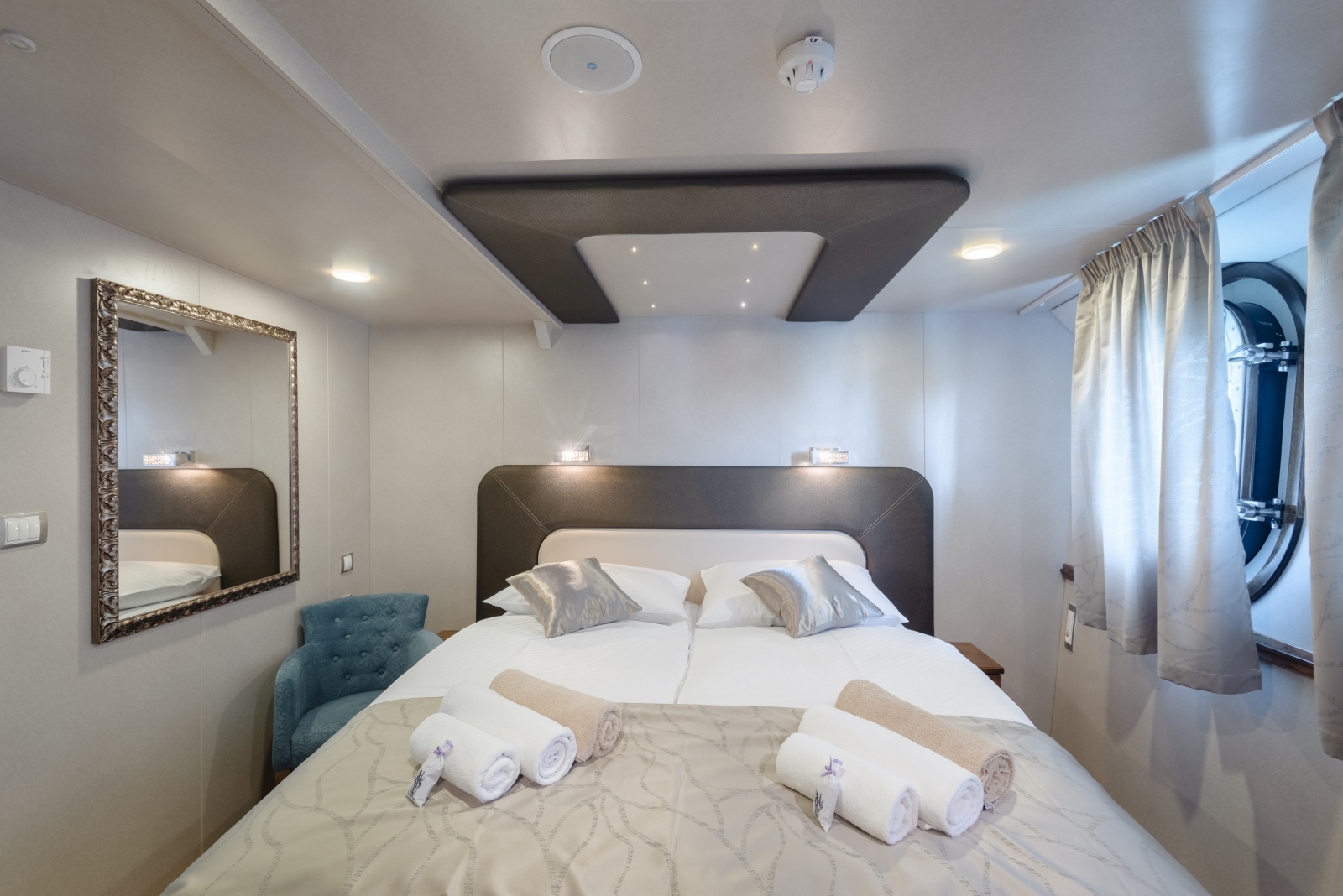 Double cabin onboard the luxury gulet Casablanca with mirror and windows
