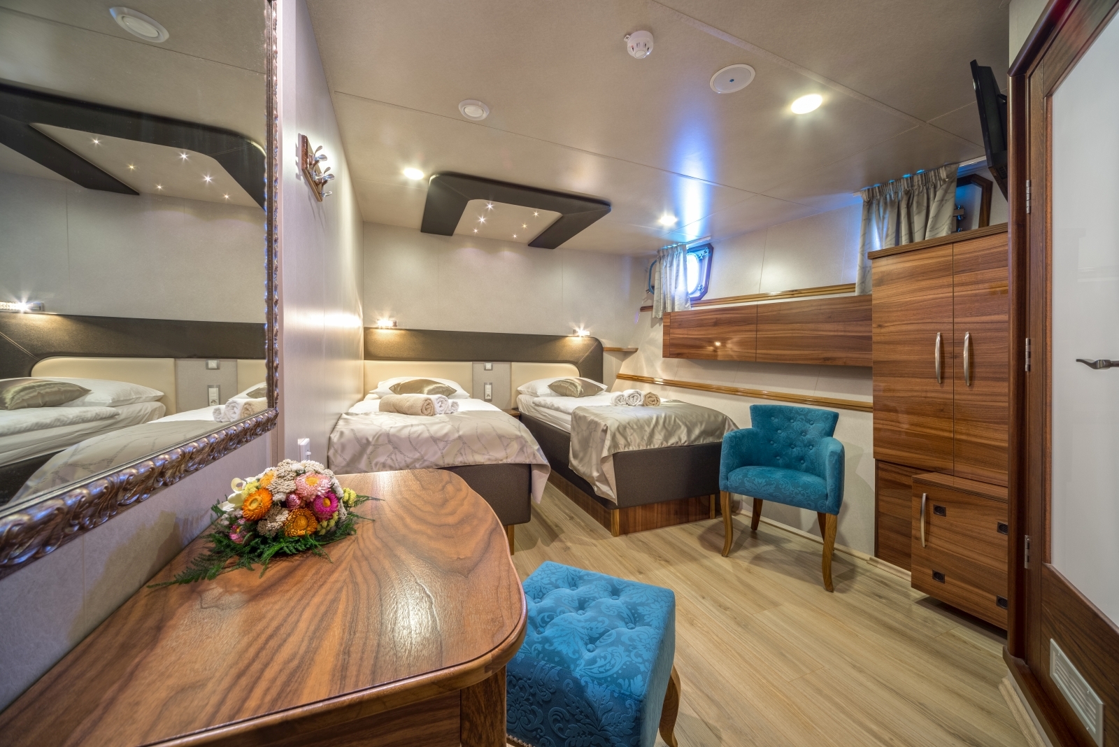 Spacious and bright twin cabin onboard the luxury gulet Casablanca with desk, storage area and window