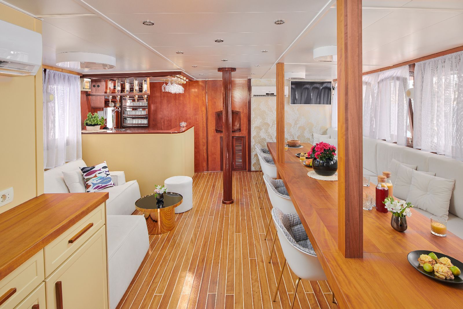 Dining area and bar on board the motor yacht Cataleya in Croatia