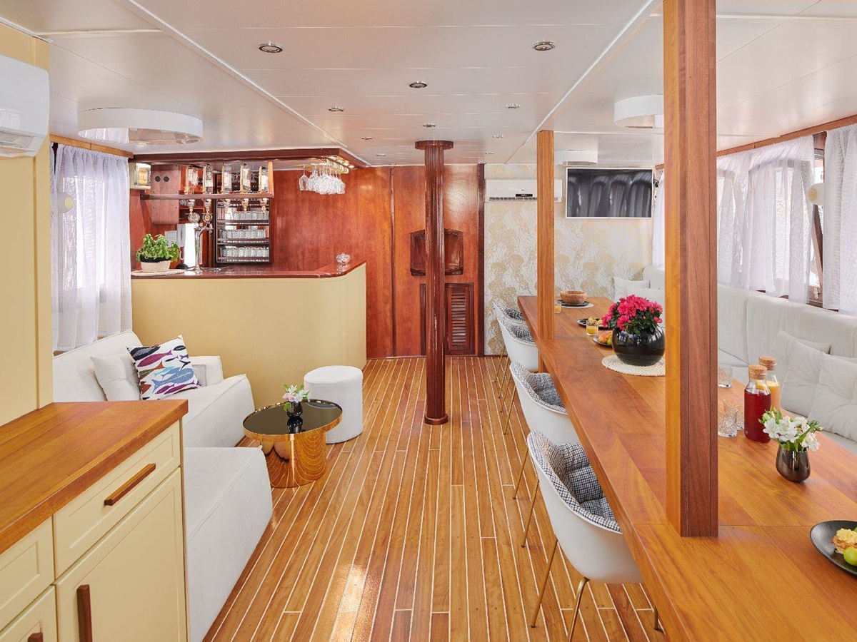 Dining area and bar on board the motor yacht Cataleya in Croatia