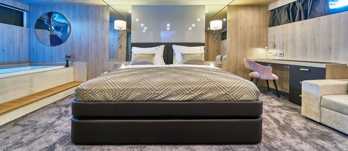 Guest cabin bed onboard the Dalmatino gulet in Croatia
