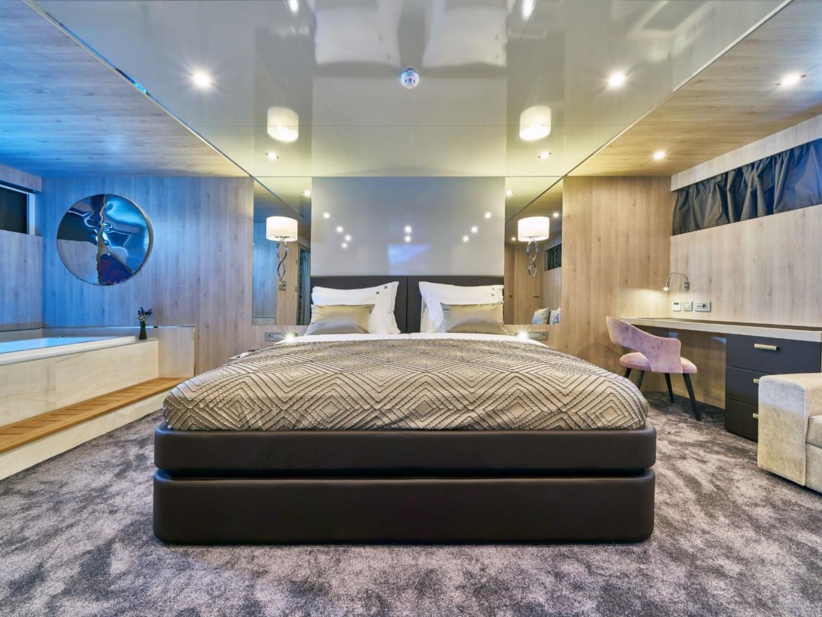 Guest cabin bed onboard the Dalmatino gulet in Croatia