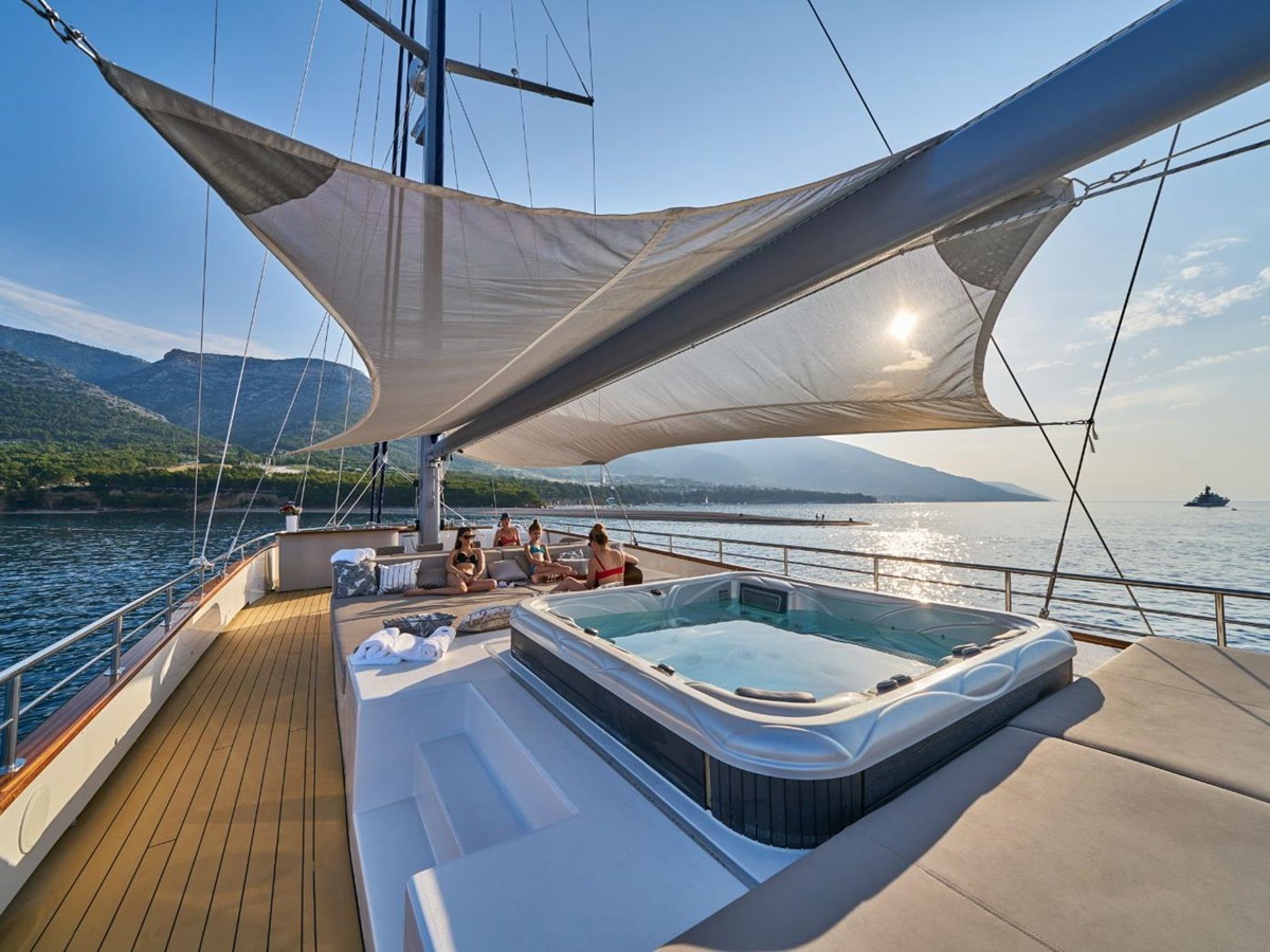 Jacuzzi onboard the Dalmatino gulet in Croatia