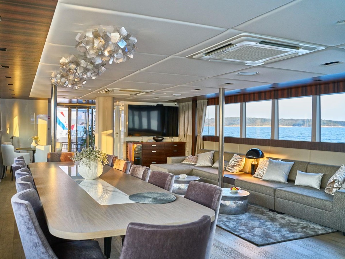 Saloon onboard the Dalmatino gulet in Croatia