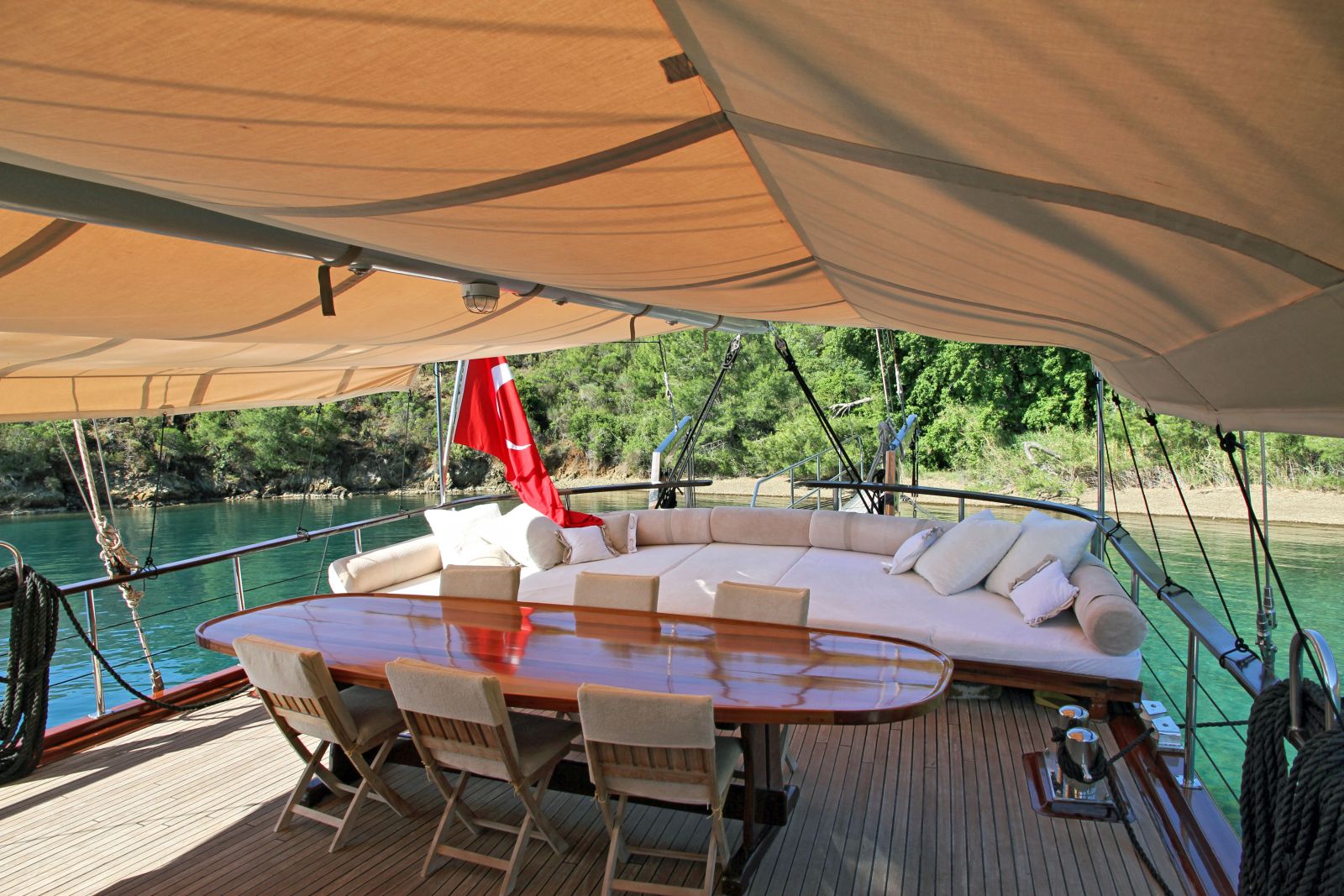The outdoor dining area of Derin Deniz