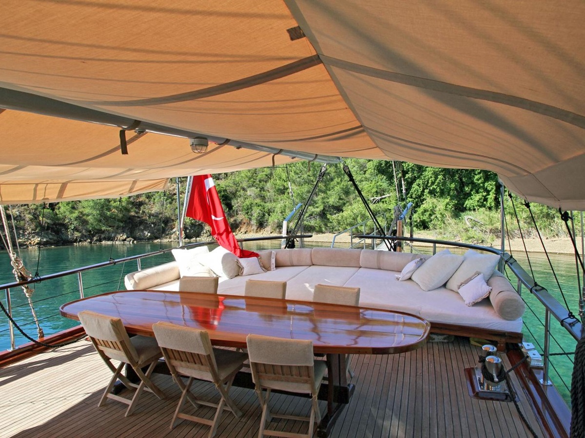 The outdoor dining area of Derin Deniz