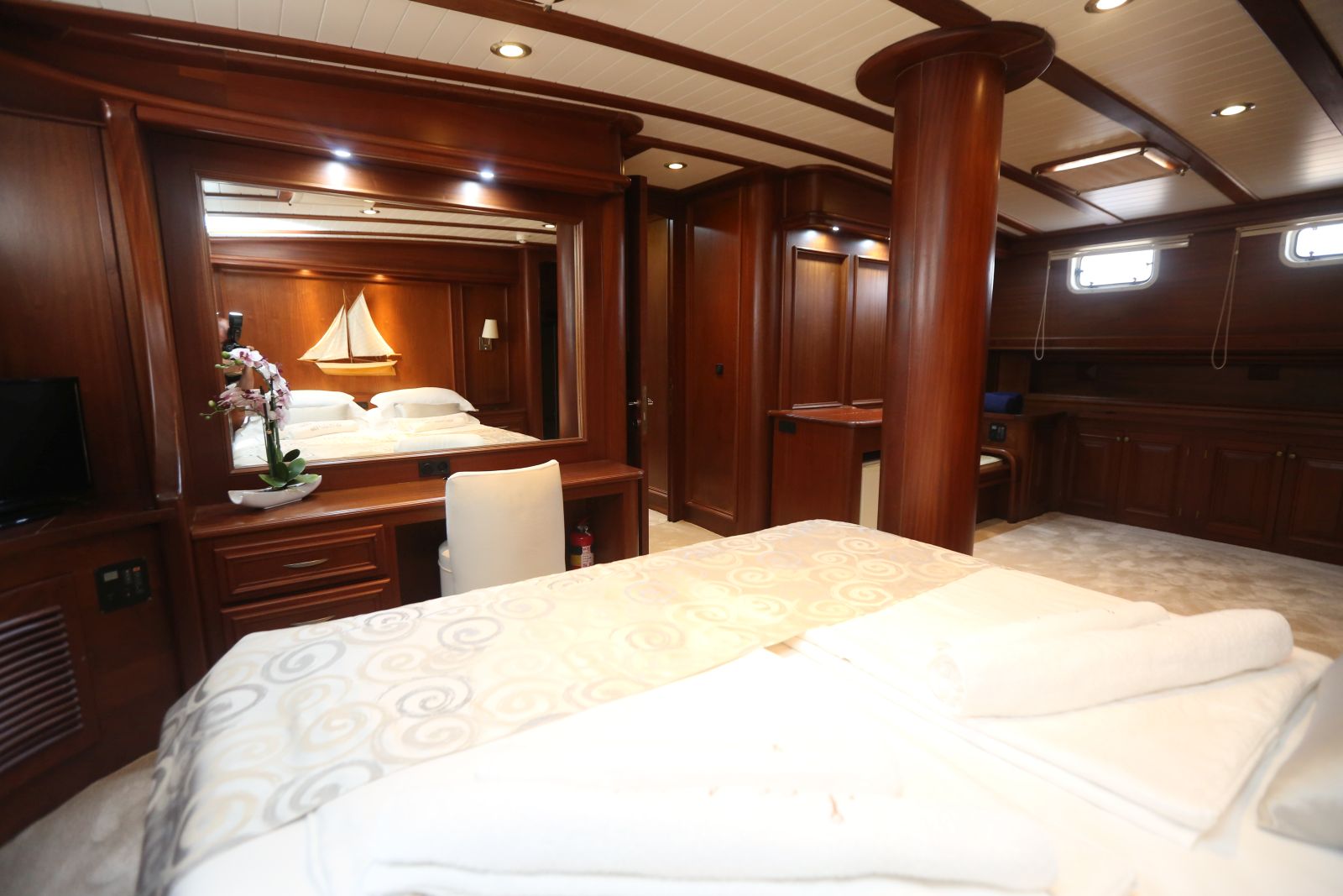 Spacious cabin on board the Dolce Vita gulet in Croatia