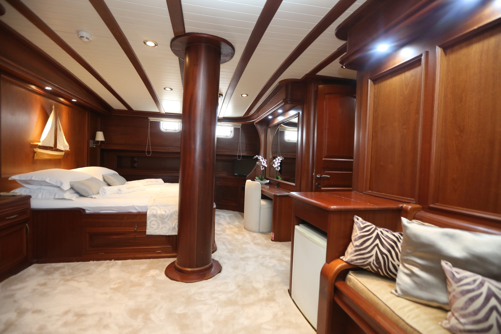 Master cabin on board the Dolce Vita gulet in Croatia