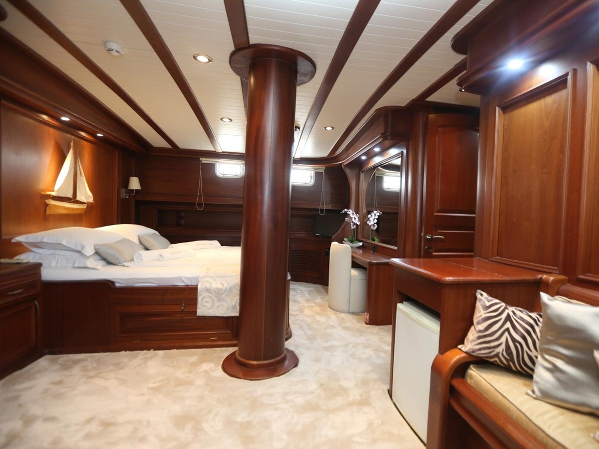 Master cabin on board the Dolce Vita gulet in Croatia