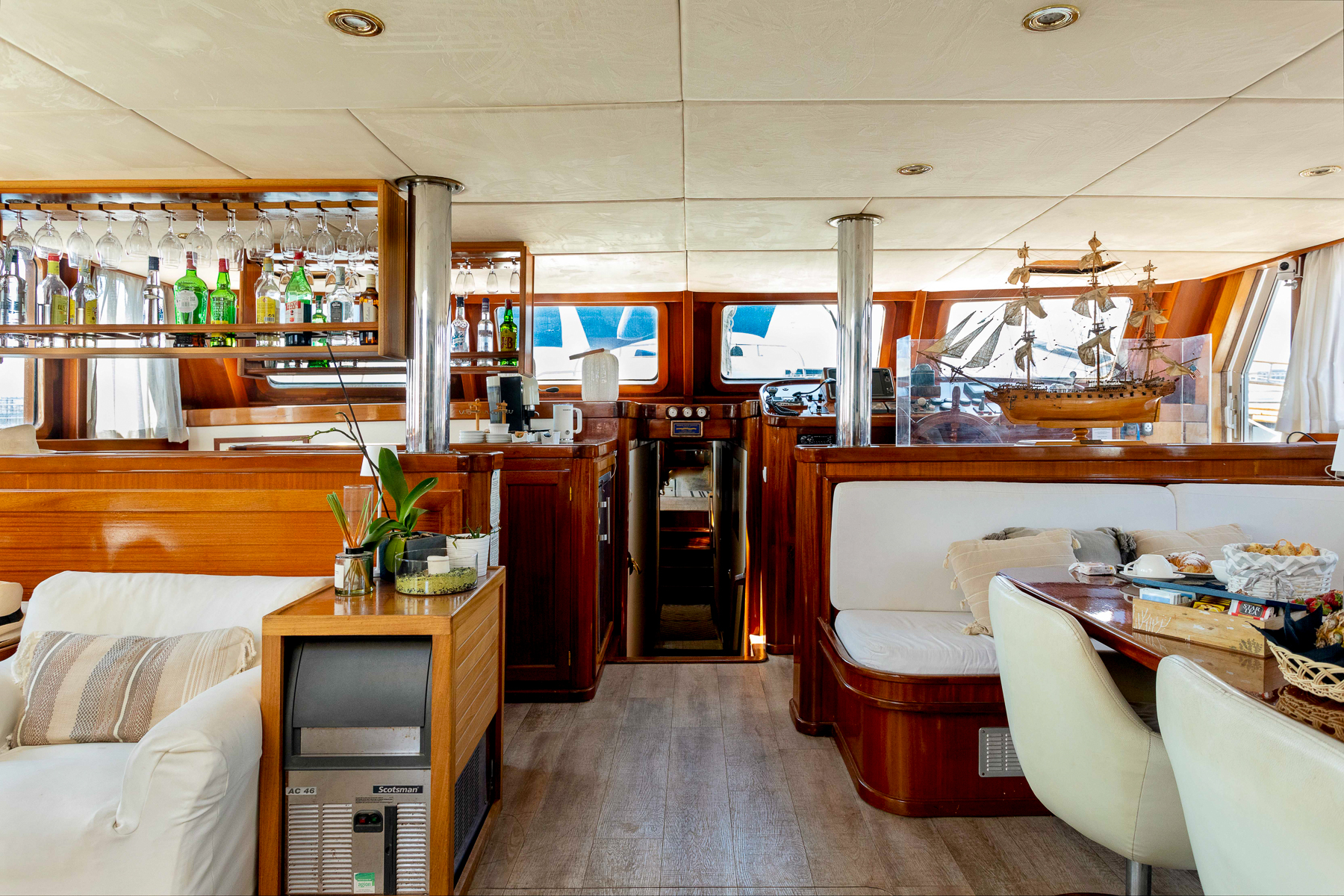 Saloon onboard the DVI Marije luxury gulet in Italy