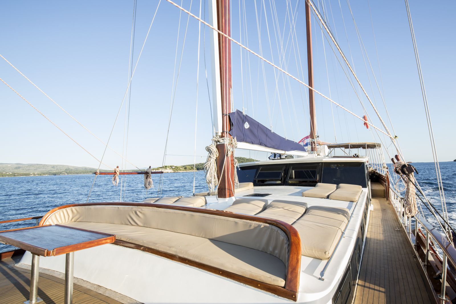 Sunbathing deck on Eleganza