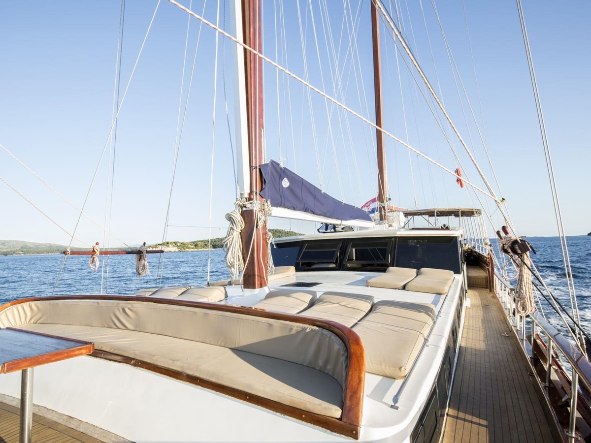 Sunbathing deck on Eleganza