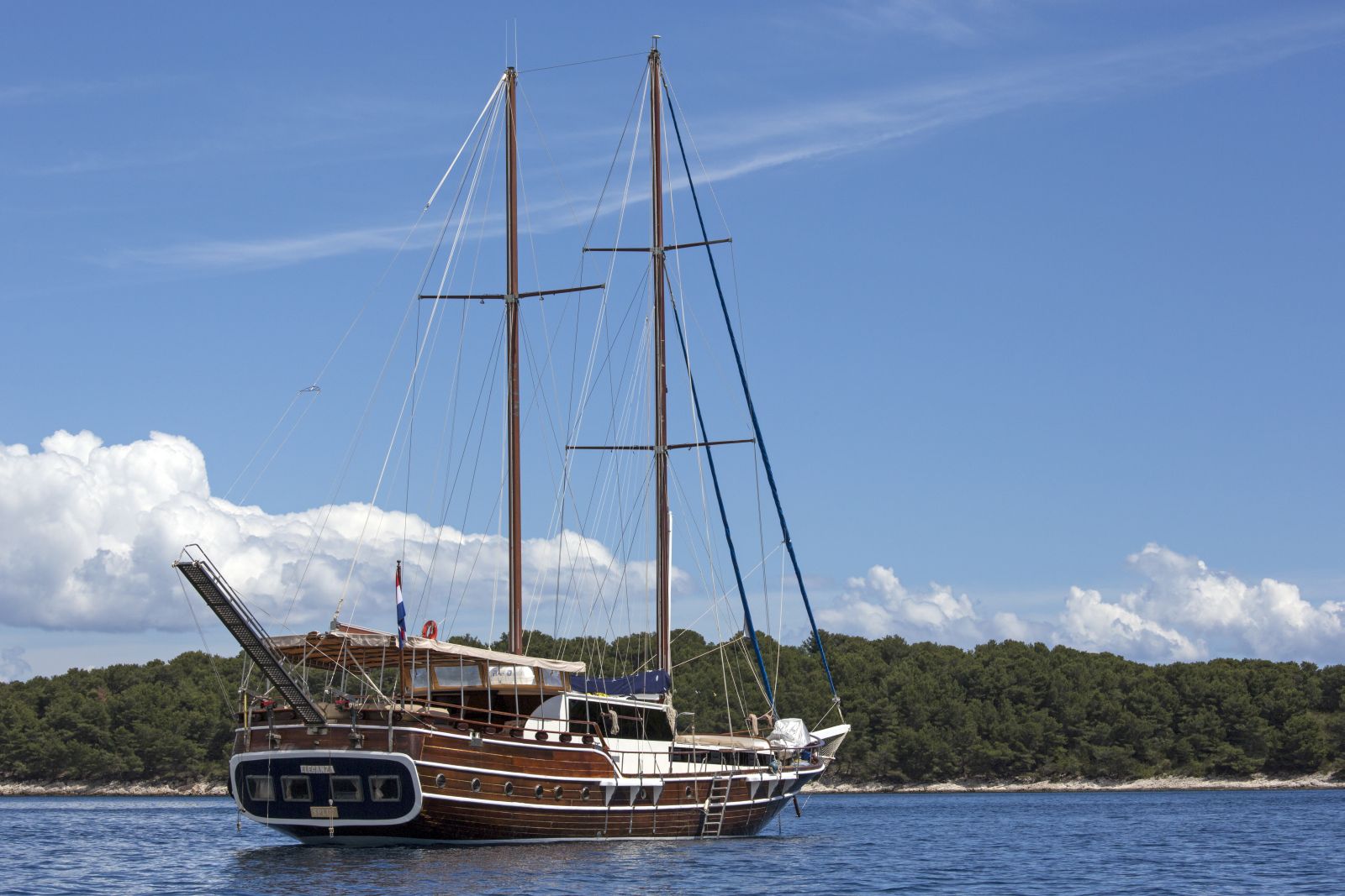 A side view of Eleganza