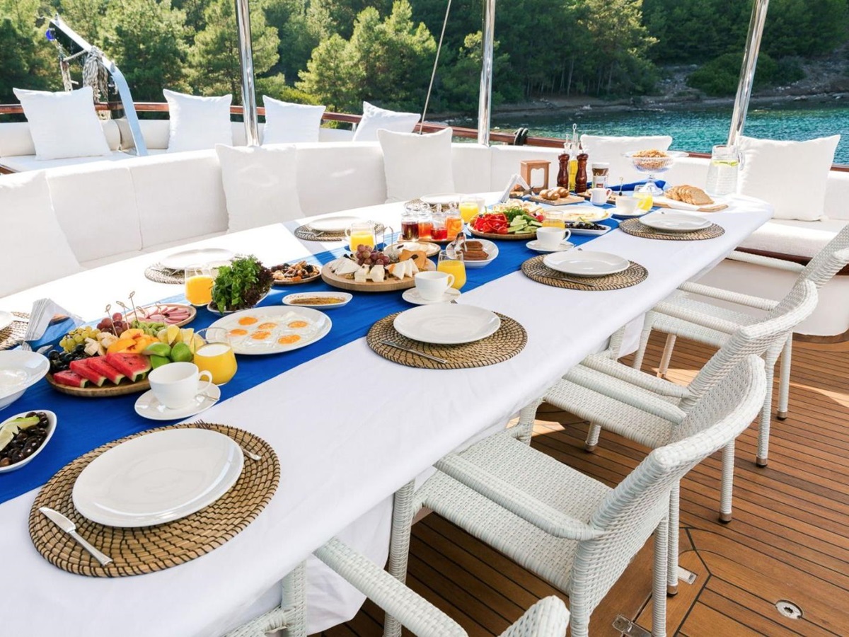 Breakfast on board Halcon del Mar