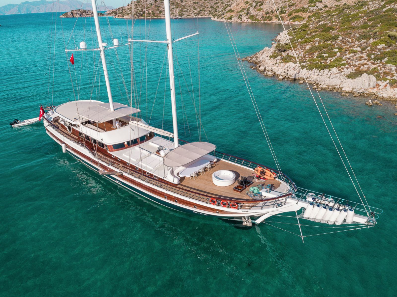 A side view of Halcon del Mar