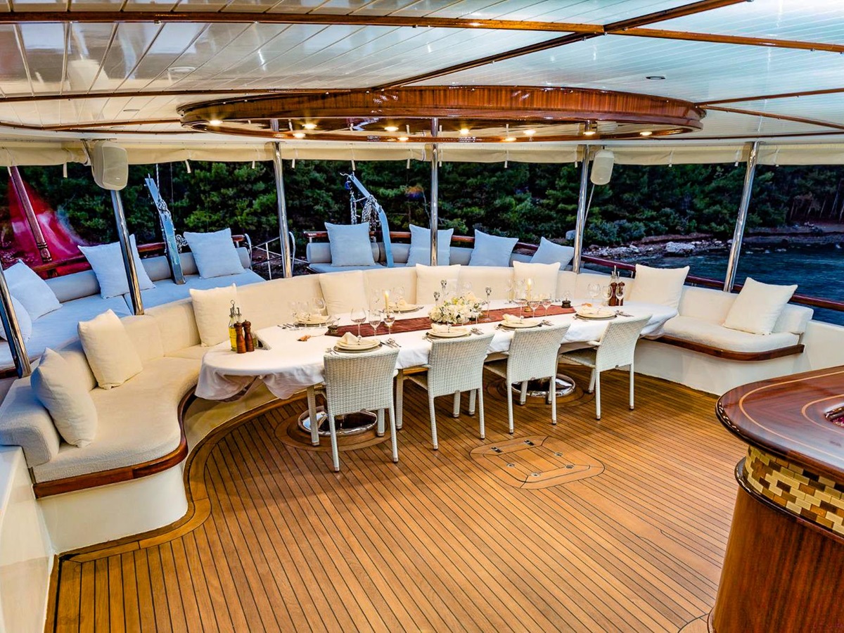 Alfresco dining table onboard the Halcon del Mar gulet in Turkey