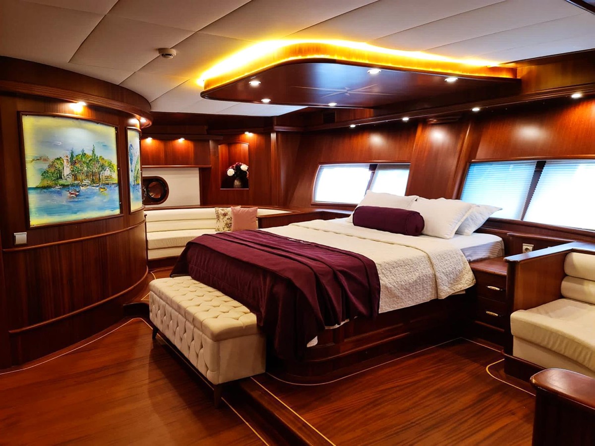 Double bedroom onboard the Halcon del Mar luxury gulet in Turkey
