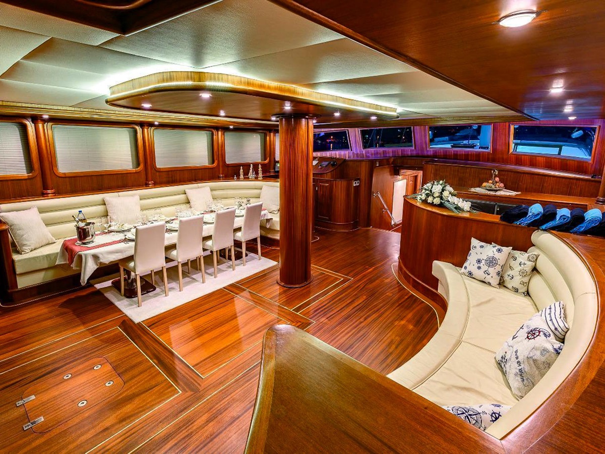 Saloon onboard the Halcon del Mar luxury gulet in Turkey