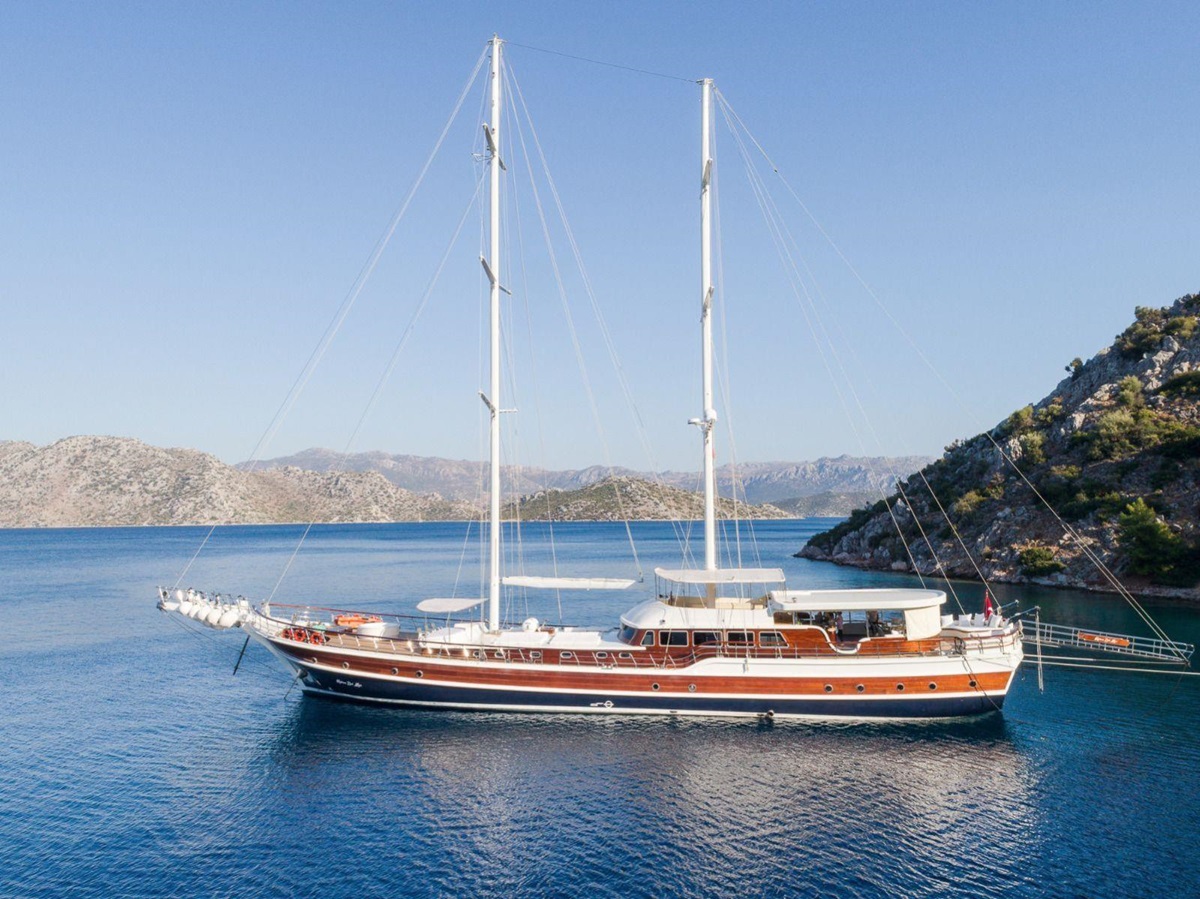 Halcon del Mar at sea