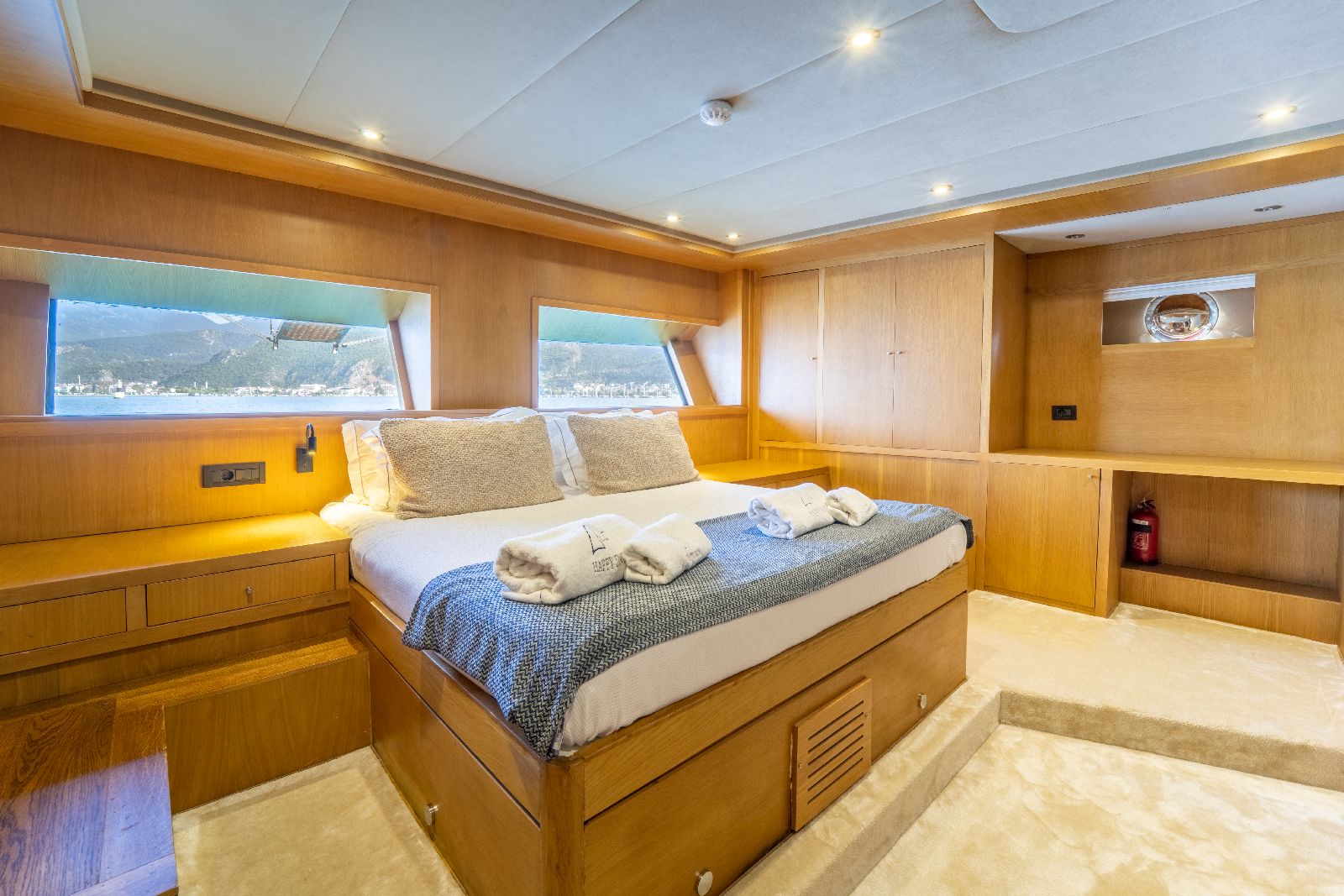 Master cabin on board the Happy Days gulet in Turkey