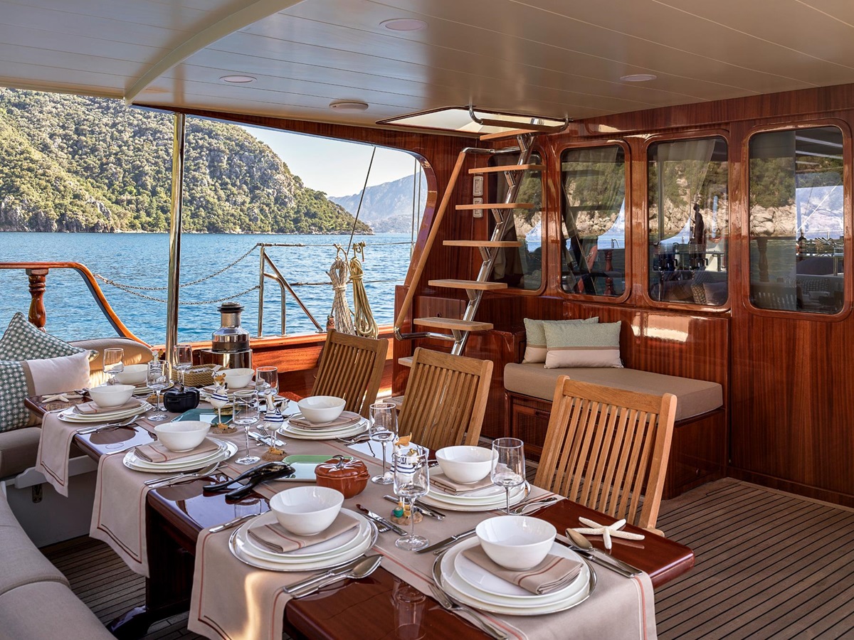 Alfresco dining table onboard the Kaftan luxury gulet in Turkey