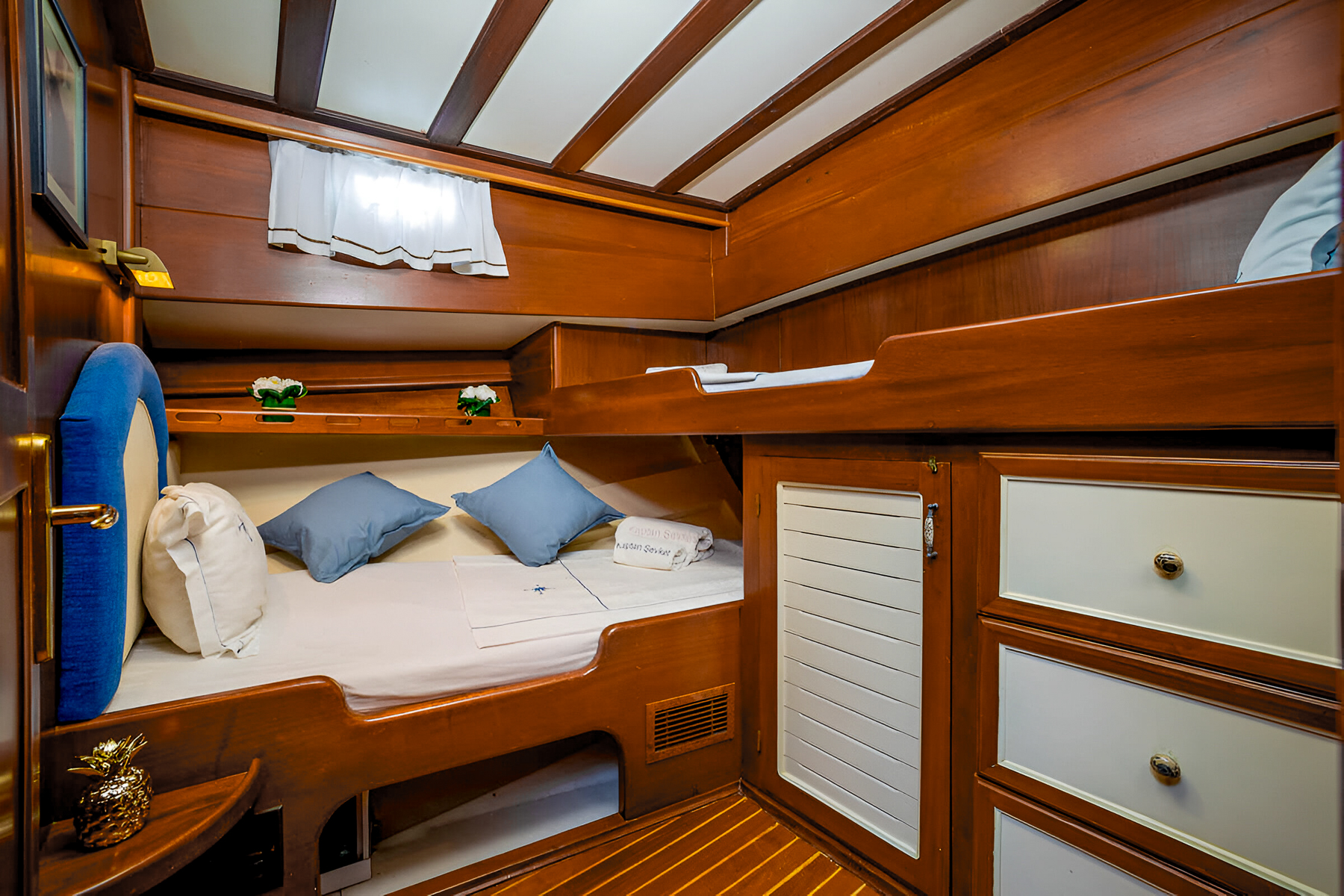 Double cabin onboard the Kaptan Sevket luxury gulet in Montenegro