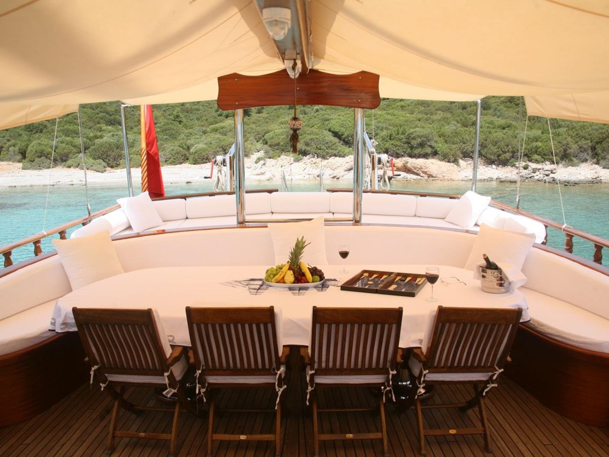 Dining area on Kaya Guneri II
