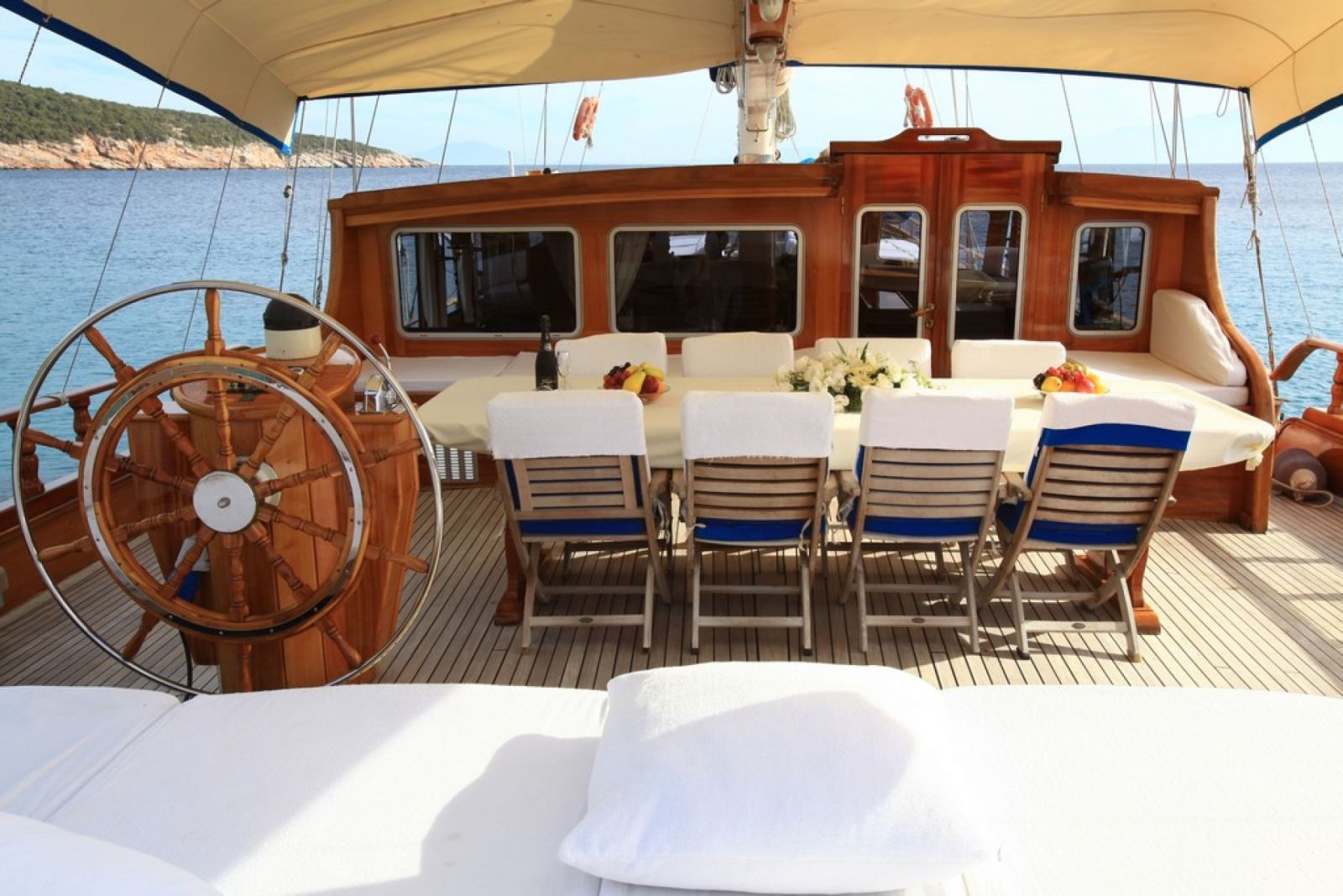 Outdoor dining on Kaya Guneri III