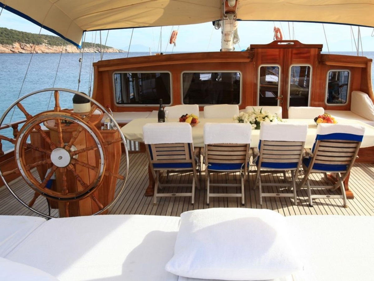 Outdoor dining on Kaya Guneri III